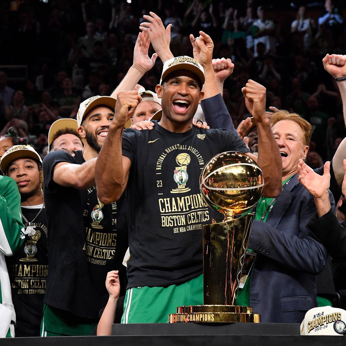 NBABrasil's tweet photo. O DÉCIMO OITAVO! 🏆 Dois anos atrás, Boston se tornou o maior CAMPEÃO DA NBA! 🏀

Com a vitória no Jogo 5 por 106 a 88 contra Dallas, os Celtics desempataram com os Lakers! 👀 #NBAFinals #NBAHistory https://t.co/dQ5vadh6b5