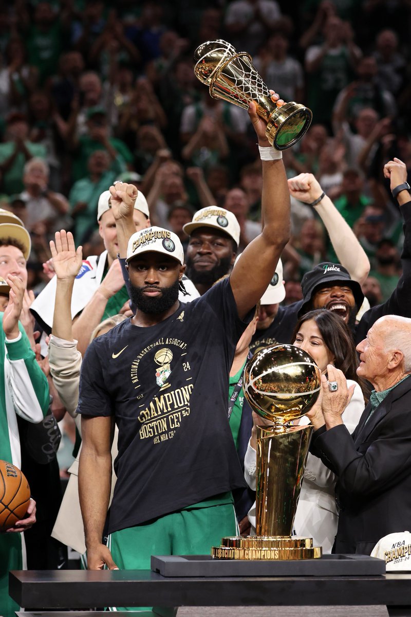 NBABrasil's tweet photo. O DÉCIMO OITAVO! 🏆 Dois anos atrás, Boston se tornou o maior CAMPEÃO DA NBA! 🏀

Com a vitória no Jogo 5 por 106 a 88 contra Dallas, os Celtics desempataram com os Lakers! 👀 #NBAFinals #NBAHistory https://t.co/dQ5vadh6b5