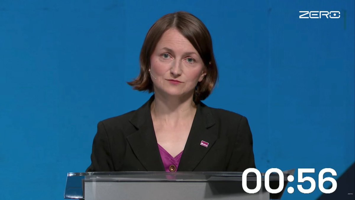 partiarazem's tweet photo. 🛀 @dorota_spyrka w @OficjalneZero:

Strona rządowa nie uznaje KRS-u, czy jak mówi neo-KRS-u, ale już uznaje go na tyle, żeby pobierać środki za zasiadanie w nim bądź zaleganie w wannie podczas posiedzeń. 

Sądownictwo rzeczywiście leży i ludzie czekają bardzo długo, czekają nieraz latami na rozstrzygnięcie ważnych spraw, a sądy odraczają sprawy choćby dlatego, że nie mają pewności co do ważności składu orzekającego.
 
#RAZEMwMEDIACH #LigaDebat