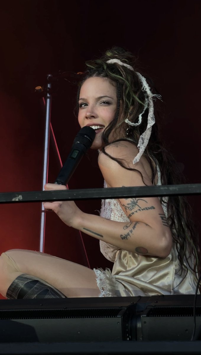 alltoonikki's tweet photo. god is a woman actually. https://t.co/zvPCuaLXt9