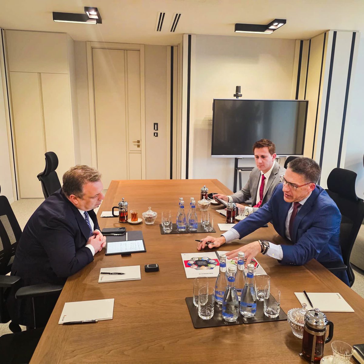 Petropargov's tweet photo. Además, se reunieron con Elchin İbadov, CEO de SOCAR Türkiye, para explorar oportunidades de negocio entre las entidades estatales y con empresarios del sector hidrocarburos como TPAO y BOTAŞ 🤝 https://t.co/YII1MAXc46