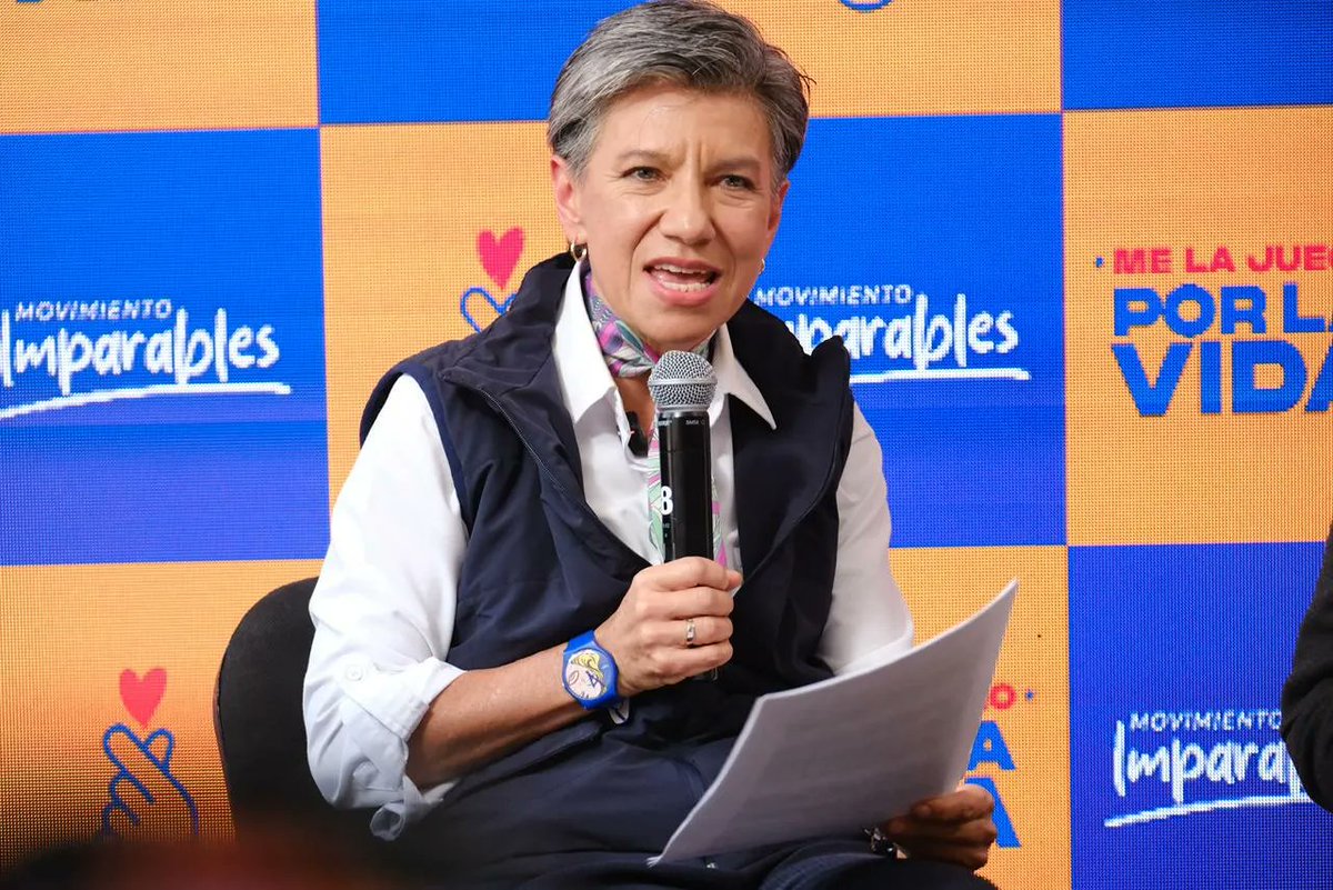 IvanCepedaCol's tweet photo. Claudia López defendió a las víctimas de todas las violencias: de crímenes de Estado, de grupos armados ilegales y del paramilitarismo. "Por ellas hemos marchado, por ellas hemos apoyado todos los procesos de paz", afirmó. #ClaudiaConCepeda https://t.co/hWz6ClXXKW