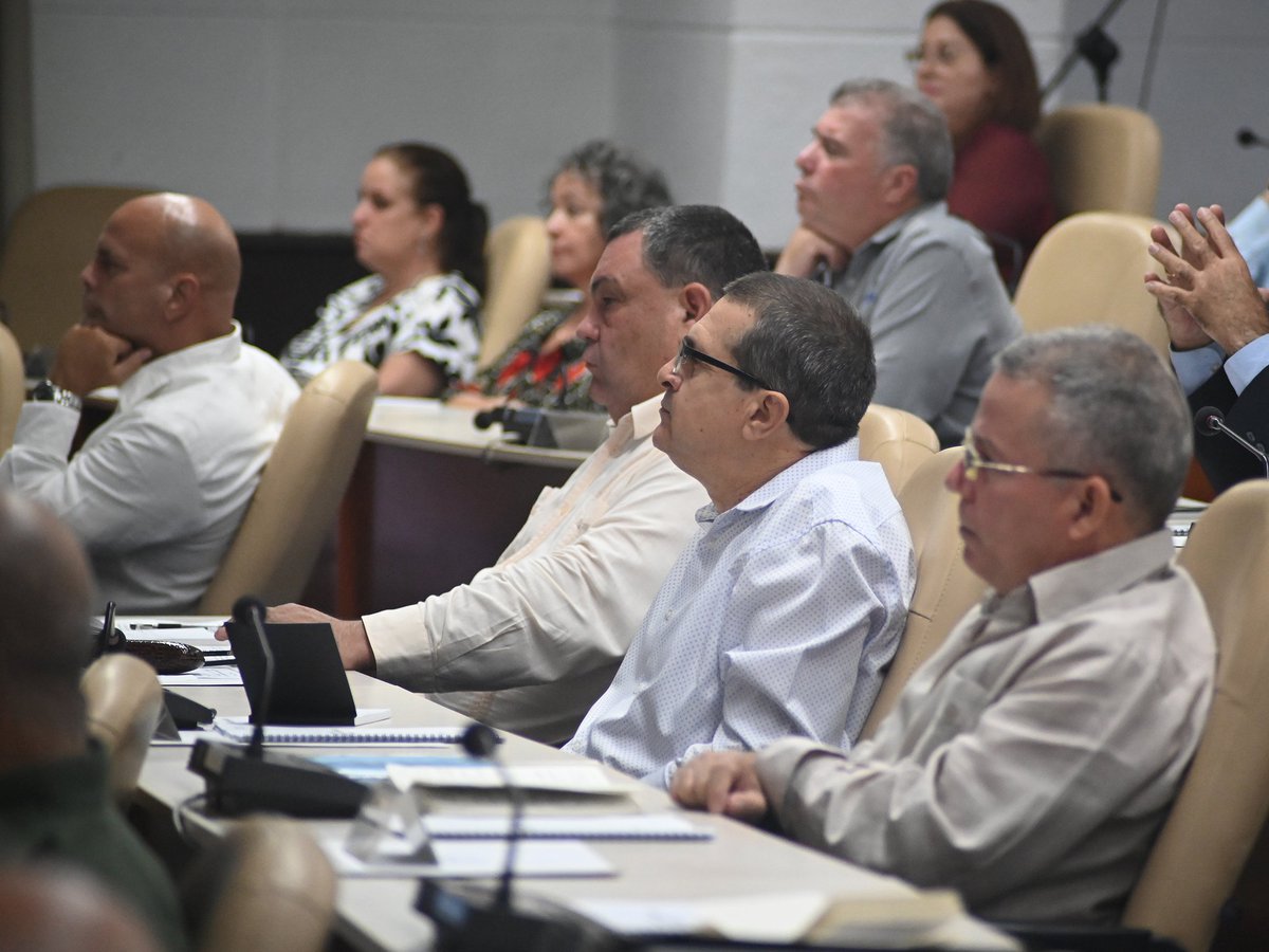 PartidoPCC's tweet photo. El miembro del Buró Político y Secretario de Organización @DrRobertoMOjeda pronuncia las palabras de apertura al Pleno Extraordinario del Comité Central,
en las que recordó al Generalísimo Máximo Gómez en el 121 aniversario de su fallecimiento.

Morales Ojeda afirmó que las propuestas de transformaciones económicas y sociales que se analizan tienen el objetivo de preservar la Revolución y sus principales conquistas.

#PlenoCC #LaPatriaSeDefiende