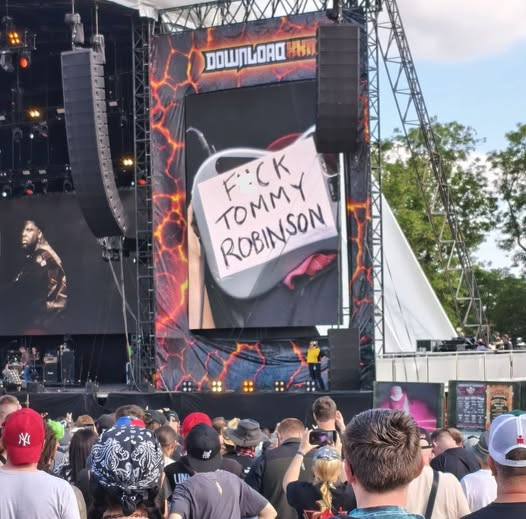 JamesTate121's tweet photo. TOM MORELLO has a message for British far-right activist TOMMY ROBINSON.
During his set at Download Festival in England on Sunday (June 14th), the Rage Against the Machine guitarist had the words “F*ck Tommy Robinson” written on the back of his guitar. https://t.co/8Y1Xq5rbDc