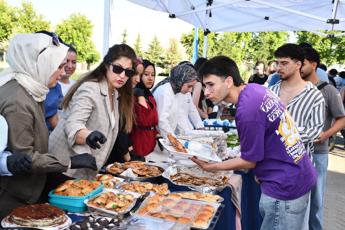 hrumedya's tweet photo. Harran Üniversitesi Paylaşan Eller Ailesi’nden Öğrencilere Final Morali

Final etkinlikleri kapsamında Harran Üniversitesi Paylaşan Eller Grubu, öğrencilerle buluşmaya devam ediyor. Gönüllülerin büyük emek ve özveriyle hazırladığı birbirinden farklı ev yapımı ikramlar, Urfaevi’nin de destekleriyle bugün 600’den fazla öğrenciye ulaştı.

Programa, Harran Üniversitesi Rektör Yardımcısı Prof. Dr. Ahmet İlyas, Paylaşan Eller Grup Başkanı Öğretim Görevlisi Nesrin Güllüoğlu, gönüllüler ve öğrenciler katıldı.
Kütüphane çıkışında anne böreği, çörek, kek ve çeşitli ikramlarla karşılanan öğrenciler, sınav yoğunluğu arasında hem moral buldu hem de sıcak sohbetler eşliğinde kendilerini dinleyen gönüllülerle bir araya geldi. 

Öğrencilerin mutluluğu ve yüzlerindeki tebessüm, yapılan tüm hazırlıkların en güzel karşılığı oldu.
Paylaşan Eller Grup Başkanı Nesrin Güllüoğlu, etkinliğin amacının gençlerin yalnız olmadıklarını hissettirmek, onların yanında olduklarını göstermek ve yoğun sınav dönemlerinde bir nebze de olsa destek olmak olduğunu belirtti. Güllüoğlu, “Eğer öğrencilerimize ne kadar değerli olduklarını hissettirebildiysek, ne mutlu bizlere.” dedi.
Etkinlikle ilgili değerlendirmelerde bulunan Güllüoğlu, “Bu güzel çalışmada emeği geçen herkese gönülden teşekkür ediyorum. Paylaşınca her şey çok daha güzel oluyor. Biz birlikte çok güçlüyüz ve öğrencilerimiz için güzel işlerde bir araya gelmeye devam edeceğiz.” ifadelerini kullandı.
Final etkinlikleri, cuma günü Turizm Fakültesi Gastronomi Bölümü tarafından hazırlanacak ikramlarla sona erecek. Bu vesileyle etkinliklere destek veren tüm gönüllülere ve katkı sunan kurumlara teşekkür ediyor, öğrencilerimize final sınavlarında başarılar diliyoruz.