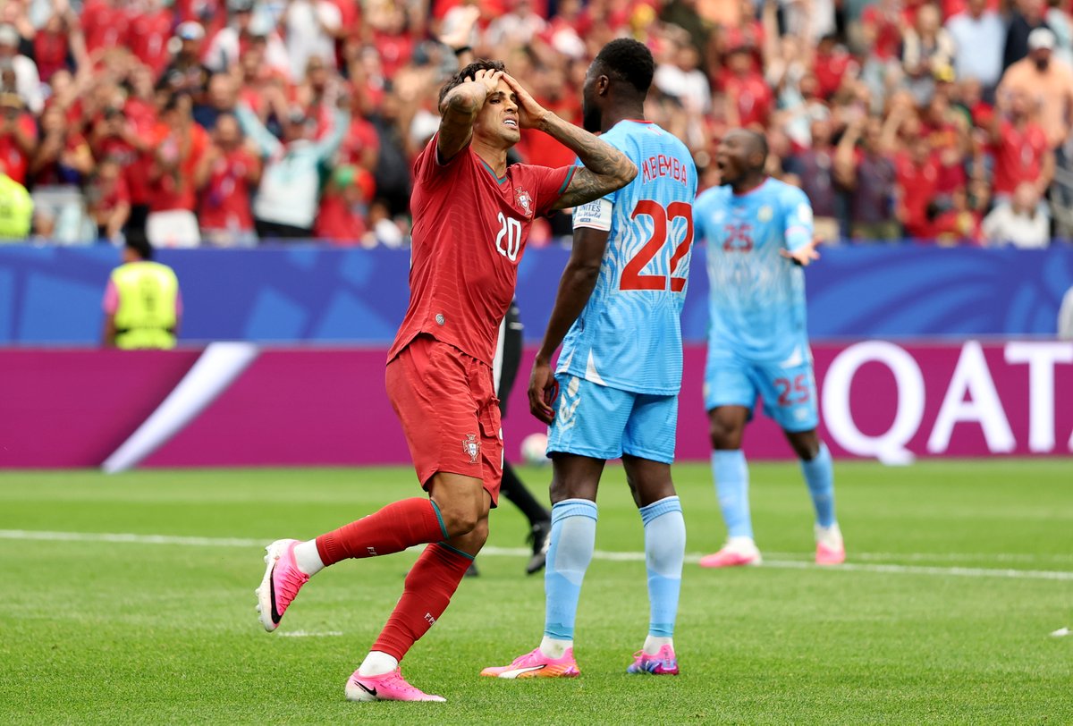 MPlusDeportes's tweet photo. 🇵🇹😔 𝑨𝒎𝒂𝒓𝒈𝒐 𝒅𝒆𝒃𝒖𝒕 para Portugal. 

#LaCasaDelFútbol https://t.co/kKC9k5JI8R