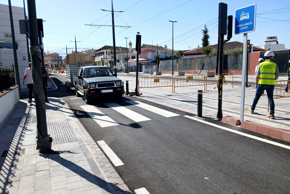 FomentoAND's tweet photo. Churriana de la Vega recupera los últimos viales ocupados por las obras de la Prolongación Sur de @MetroGranada.

Hoy hemos reabierto al tráfico la calle San Ramón del municipio. 

ℹ️ https://t.co/svhHUblqWn ✅ https://t.co/GGhjKjTYyC