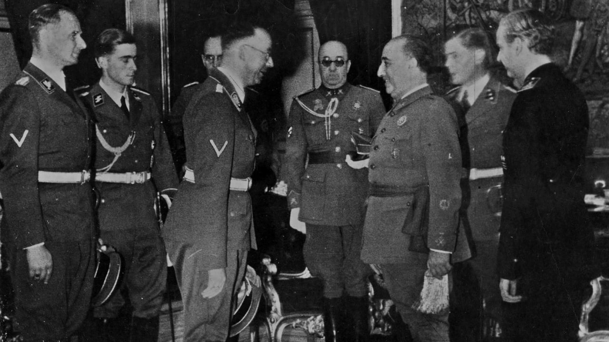 outsidersesp's tweet photo. "Refiriéndose a la visita del jefe de la Gestapo, Himmler, a Madrid, en 1940, los comentaristas suelen afirmar que el alto jerarca nazi vino a España a trazar las líneas maestras de la organización de la policía española. Pues bien, a la vista de las semejanzas de sus respectivas actuaciones -entre nazis y franquistas- pero ateniéndonos sobre todo al orden cronológico de los hechos, uno más bien se sentiría inclinado a opinar lo contrario: que Himmler vino a España a aprender."

Fragmento de la obra de Pons Prades, Eduard (1976), Republicanos españoles en los campos de exterminio nazis.

(Publicado originalmente por España en guerra)