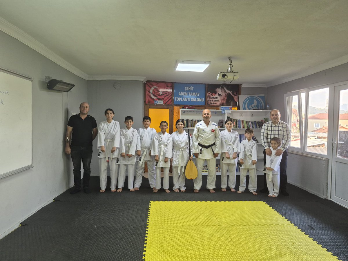 arif_ekinci's tweet photo. Ülkü Ocakları Geyve İlçe Başkanlığı olarak Karate kursumuza devam ediyoruz.

Milliyetçi ve Ülkücü Nesiller,
Türk Milleti'nin Geleceğini İnşa edecektir.🇹🇷🤘🇹🇷
@ayyildirim1 
@fatihaydin_TC 
@atillabalciogl 
@sakaryaulku 
@GeyveUlku https://t.co/fCd1WjiLRv