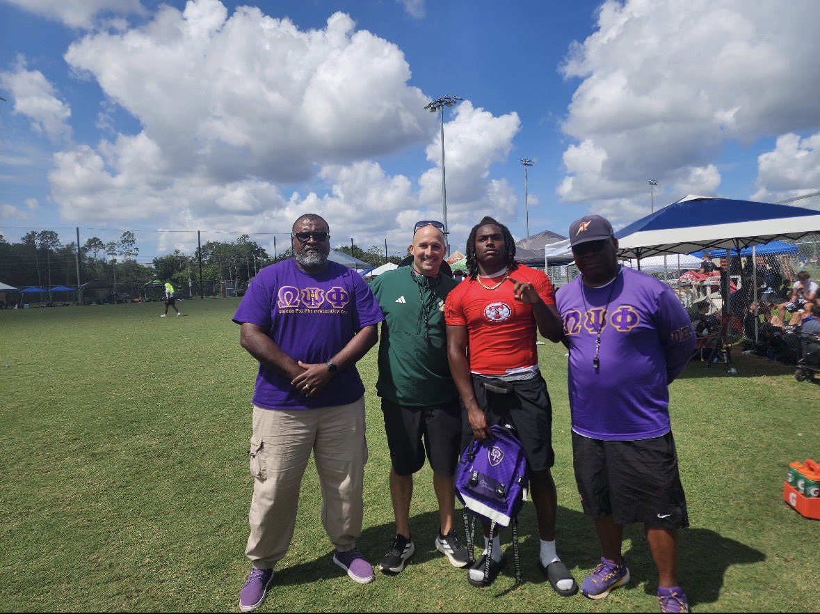 kfeezyy's tweet photo. Had a great time at USF’s 7v7 tournament yesterday…We came up just short in the championship but we aint done👀👀. Thank you @CoachEBrooks @FBCoachCHarris  @brianhartline @USFBulls_Rivals #Gobulls https://t.co/fWk8iqFGAE