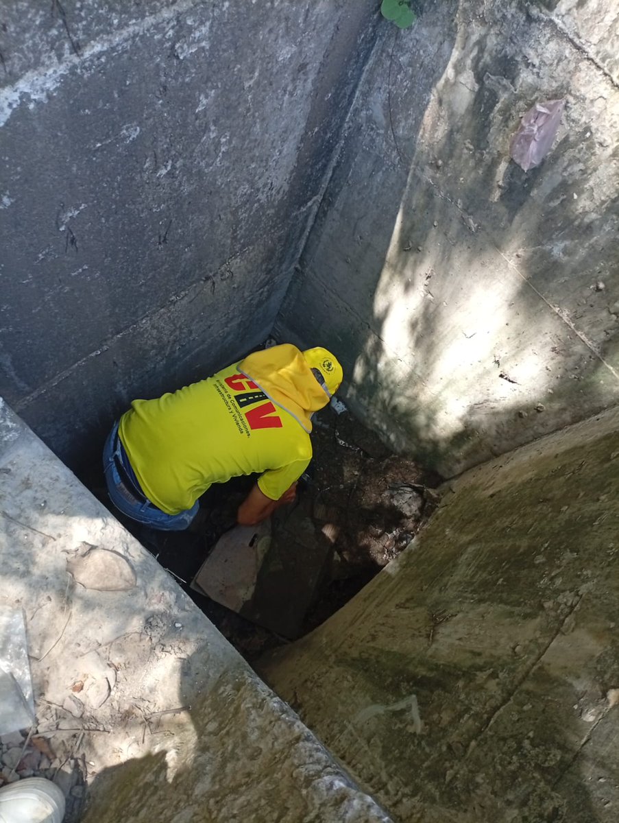 COVIAL_CIV's tweet photo. Trabajamos en la limpieza de vía, nuestro equipo retira los desechos que obstruían las alcantarillas de la CA-9-Norte en el km 33.6 camino al puente Corozal #ElProgreso. Con ello dejamos libre el paso al agua pluvial y evitamos futuros colapsos.👷🏼🧹
#ProtegerTransformarAvanzar https://t.co/Be2TPTcebT