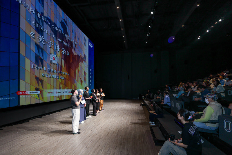 trt12punto's tweet photo. Yönetmenliğini Büşra Bülbül’ün üstlendiği TRT ortak yapımı ‘Bir Anne Hakkında’, dünya prömiyerini 28. Shanghai International Film Festival kapsamında düzenlenen “Asian New Talents” bölümünde gerçekleştirdi.

Film ekibi gösterimin ardından izleyicilerin sorularını yanıtladı.

Film, proje aşamasında 2022 yılında düzenlenen 12 Punto kapsamında TRT Ortak Yapım Ödülü’nün sahibi olmuştu.

#TRTSinema #TRT12Punto #ŞangayFilmFestivali