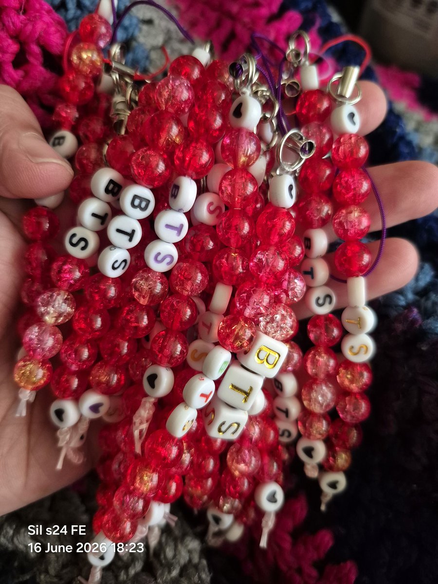 Sweetafghani10's tweet photo. And i am doneee..
Finally done with my freebies for london day 2.. i made 67 😆 by chance lol made a mix of keyrings and acrylic mini vinyls x my teen daughter also made freebies (not pictured) she is also excited less than 20 days left #BTS_ARİRANG https://t.co/gn0WcYV0US