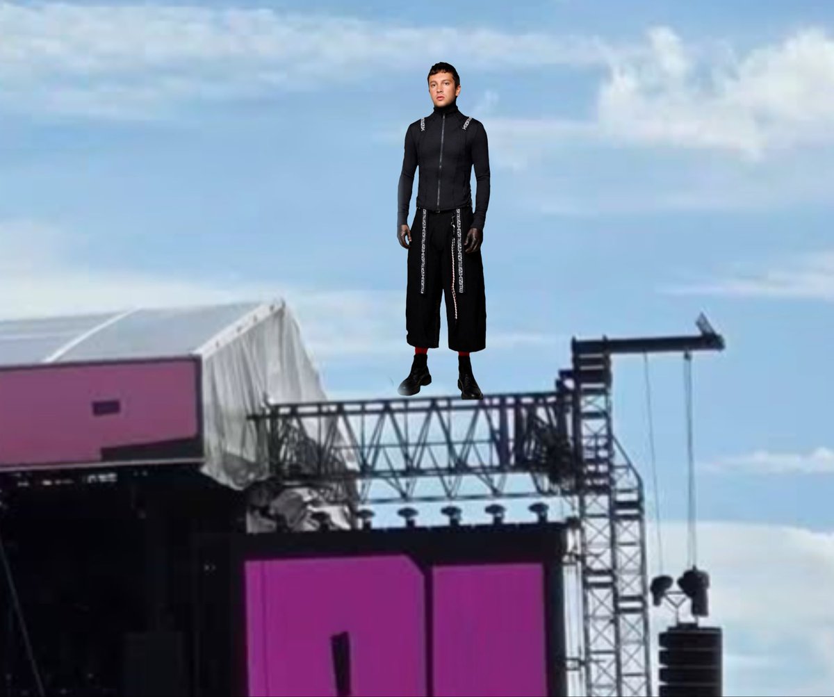 NoPilotIntended's tweet photo. seemingly the stage setup for pinkpop has dropped- wait the fuck is that? https://t.co/rrOtIpsqOd