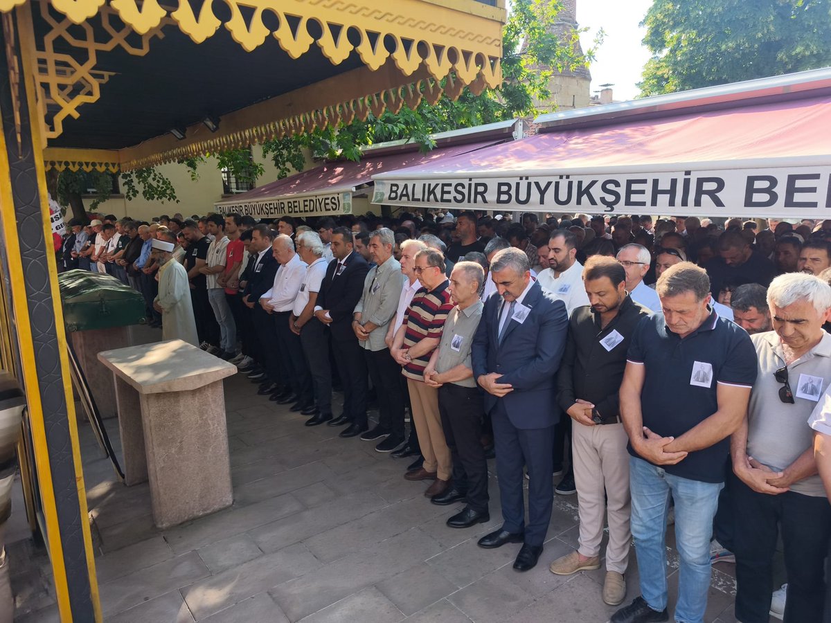 balikesiryeni's tweet photo. Dursunbey İlçe Başkanımız Mustafa Kemal Aydınöz’ü son yolculuğuna uğurladık.

Cumhuriyet değerlerine bağlılığı, örgütümüze verdiği emek ve mücadele azmiyle her zaman saygıyla anılacak. Kendisine Allah’tan rahmet; ailesine, yakınlarına ve tüm partililerimize başsağlığı diliyoruz. https://t.co/nAEfmIDSEv