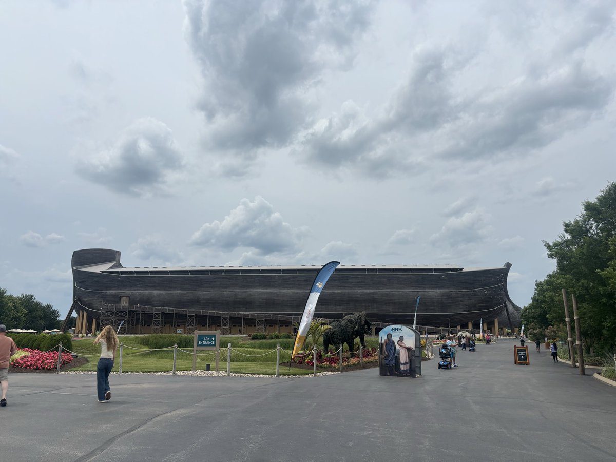 JobesJacobe's tweet photo. That’s a big boat… https://t.co/y00VFEgiOm