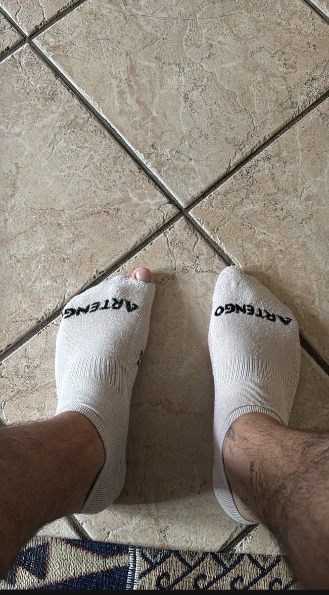 feetuccine46's tweet photo. Calzini consumati, dita che sbucano e una giornata che lascia il segno 😏🧦

#feet #footfetish #feetpics #malefeet #sockfeet #socksfetish #feetlover #footlover #feetcommunity #sockedfeet #instafeet #footmodel #feetnation #footcontent #feetdaily #footphoto https://t.co/RvagHydxfR