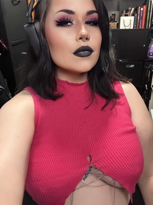 Kinosazae ⋆✩˚ FREE ONLYFANS˚✩⋆ - Sometimes I catch myself looking so... intense. My gaze piercing into you. Wanting you to fold. To kneel. To break. The idea of ruining you makes me ache. #domme #mua #altgirl #sadist #streamer #goon https://t.co/XfxZhZlcr9