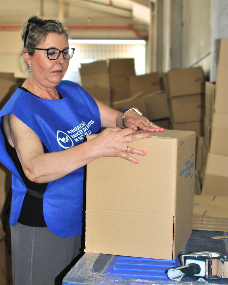 B_Alim_Sev's tweet photo. Gracias a todos los voluntarios y voluntarias que están participando en la clasificación de los alimentos recogidos en la #GranRecogida de Primavera 2026📦💪
¡Porque en el @B_Alim_Sev tenemos claro que nos seguimos levantando! 🙌💙
#BancodeAlimentos #Sevilla https://t.co/LCFFreJydZ