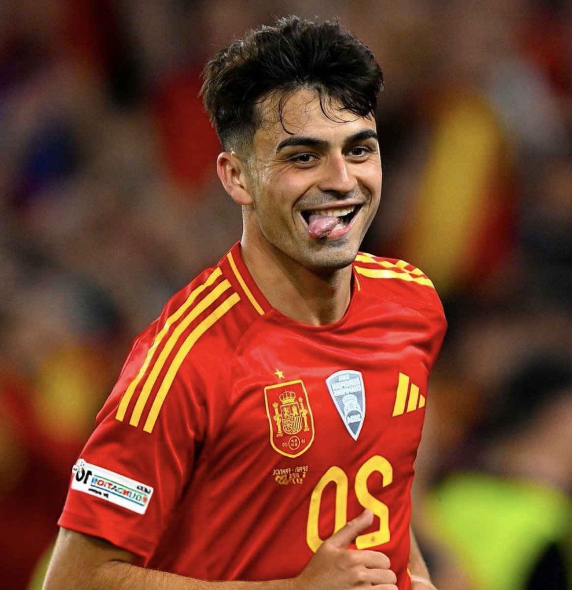 appiecule's tweet photo. I genuinely want to know why this guy never gets criticized.

I’d love to see him press, track back, cover for the defense, win duels, and do something other than standing around the center circle waiting for João Neves to give him the ball back.

I’ve watched him in several matches this season and still can’t understand the hype he’s getting. João Neves is covering for him both at PSG and with Portugal.

Pedri, in Spain’s last match, created 5 big chances, completed 3 successful dribbles, and won the ball back 9 times. Yet Real Madrid fans said it was the worst performance of his career.

Meanwhile, Vitinha is apparently a legend according to them.