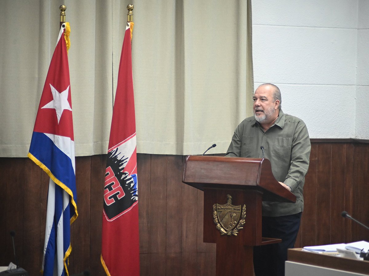 PartidoPCC's tweet photo. El miembro del Buró Político y Primer Ministro, @MMarreroCruz, presenta en el Pleno Extraordinario del Comité Central del Partido propuestas de transformaciones económicas y sociales, que implican un profundo proceso que debemos emprender con nuestros propios esfuerzos.

#PlenoCC #CubaEstáFirme