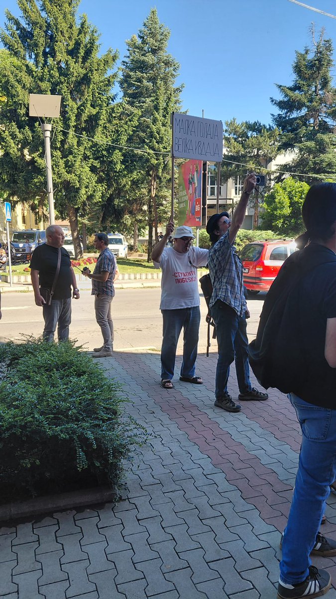 jelaperic98's tweet photo. Zaječarski studenti 😂 https://t.co/Z4zSfeuIo8
