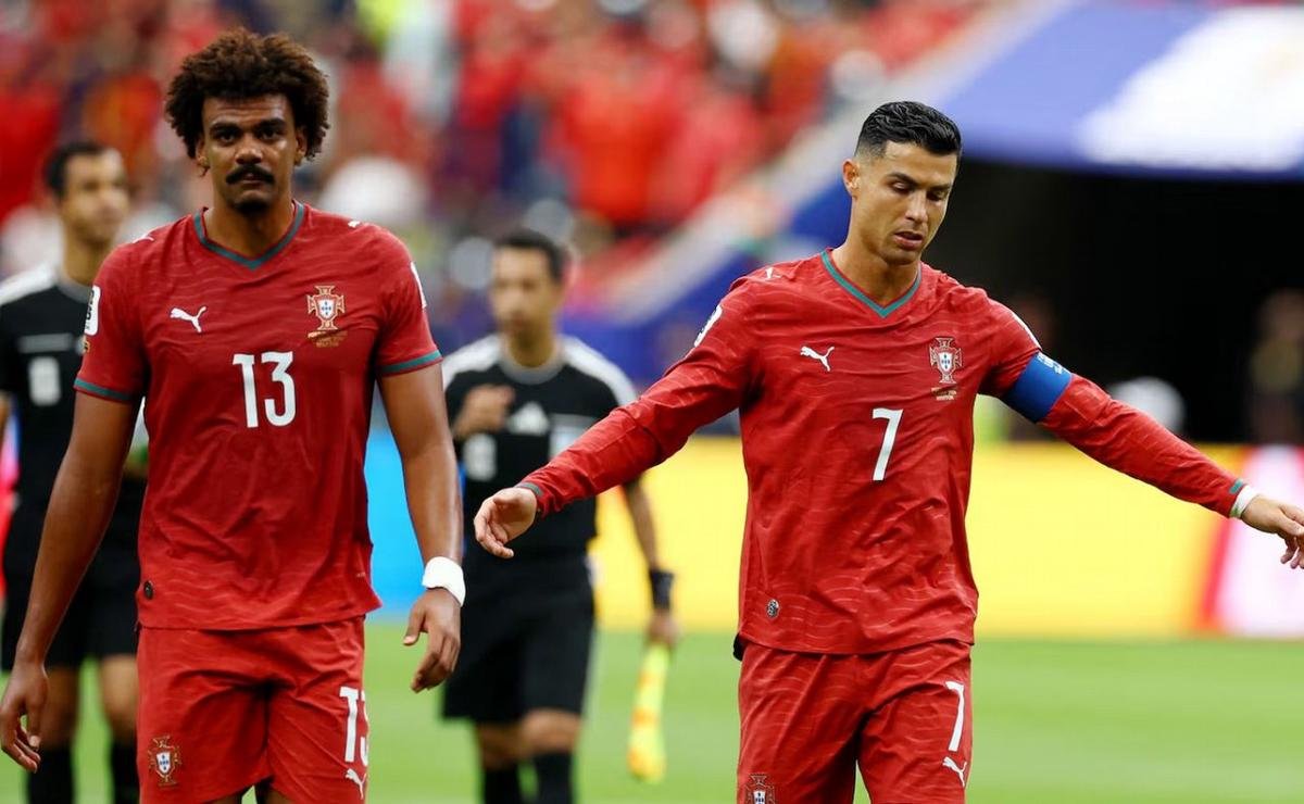 todoRael's tweet photo. Lo deprimidos que deben estar los mexicanos antiMessi con que Cristiano no haya hecho ningún gol para superar a Messi en vaya a saber qué fantasía. https://t.co/nnyx1SjaDo