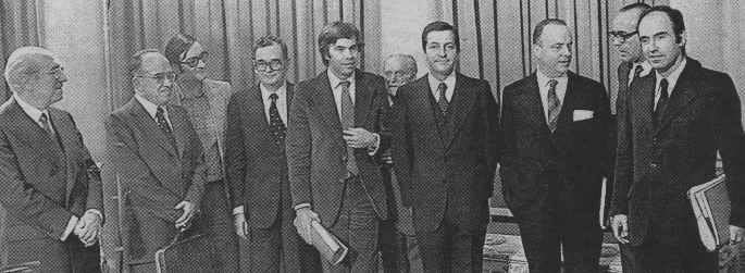 outsidersesp's tweet photo. ASOCIACIÓN DE VÍCTIMAS DEL TERRORISMO DE ESTADO:

-  320 asesinados en el período que cubre los años de 1975 a 1982 a manos  de los cuerpos represivos y las bandas para-policiales de  extrema-derecha.

- Alrededor de cien asesinados desde 1983 a 1999 por motivos políticos o laborales.

Ni  durante ese intervalo ni en adelante existen estadísticas ni datos  fidedignos, y mucho menos oficiales, sobre los fallecidos en el  desarrollo de actuaciones y en dependencias policiales. 

Tenemos  constancia, por recortes de prensa, de 22 fallecidos por "gatillo fácil"  entre los años, no especialmente conflictivos, 2003 y 2008.

-  Desde el uno de diciembre de 1979 al dieciséis de diciembre de 1987  fueron detenidas y sometidas a legislación antiterrorista 15413  personas. Miles de ellas fueron torturadas.

- Entre los años 2008 y 2011 se presentaron 4.861 denuncias por torturas y malos tratos. Sólo 46 agentes fueron condenados.

-  25000 muertes por sobredosis durante la "epidemia de la heroína" entre  1979 y 1982, que devoró, directa o indirectamente, cerca de cien mil  vidas. Las denuncias de connivencia policial y estatal se prolongan  hasta el día de hoy.

-  4527 muertos por el conocido como "síndrome tóxico", que nada tenía que  ver con el aceite de colza, sino con tomates contaminados por un compuesto organofosforado procedente de la base militar de Torrejón.

(Publicado originalmente por No a la criminalización de la protesta social)