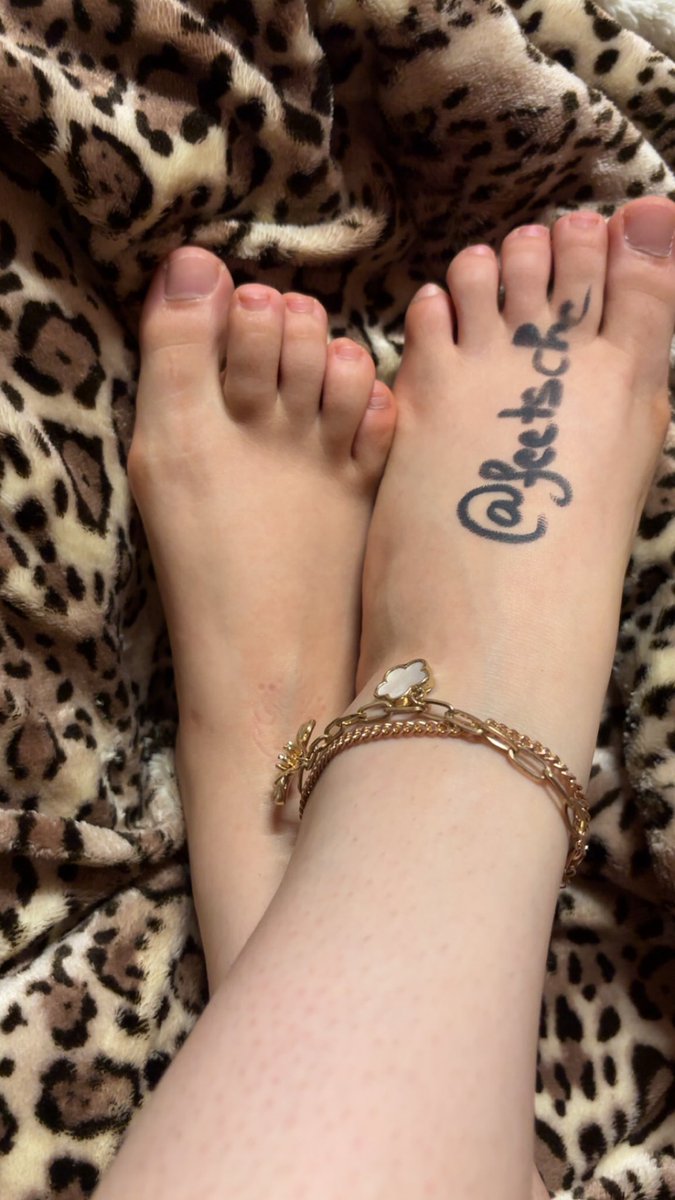 feetsche's tweet photo. Coucou mes amours 🌸 
#moneyslave #feets #pieds https://t.co/QqLjPCdtlZ