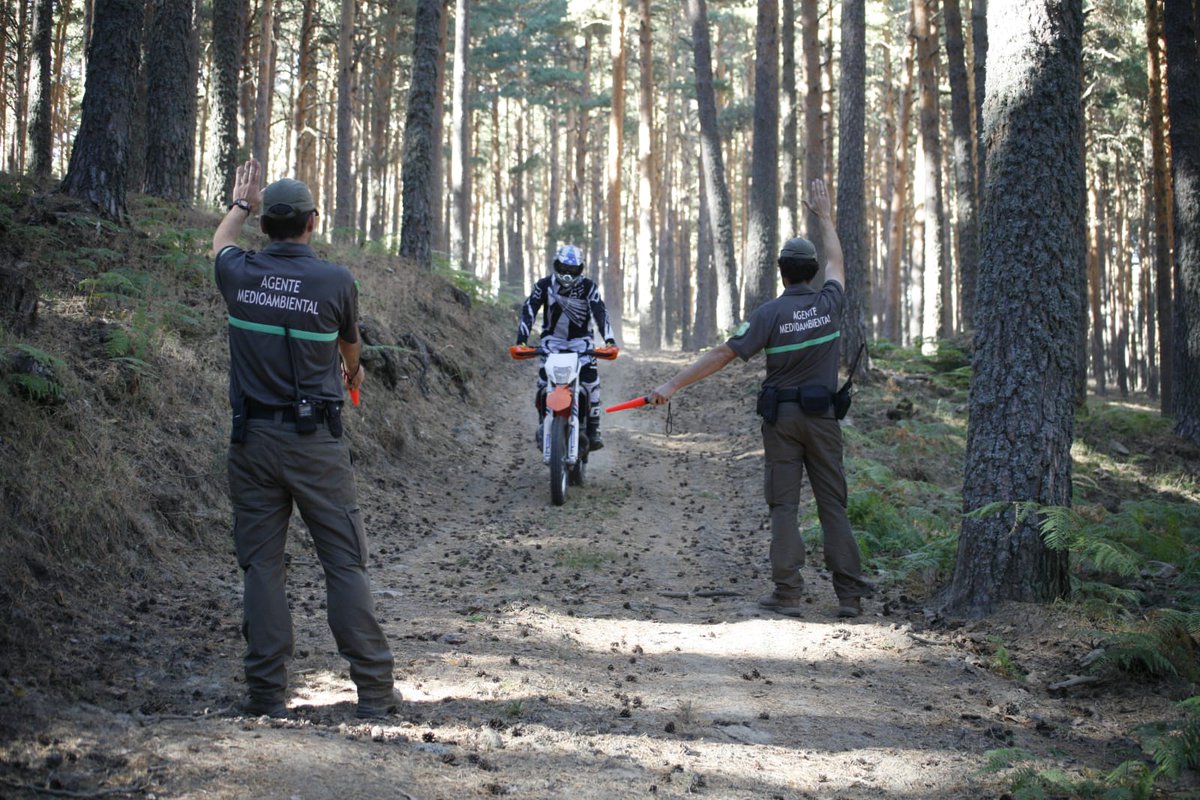 apamcyl's tweet photo. Luchando contra los #IIFF gestionando de manera sostenible los ecosistemas forestales, protegiendo los humedales, vigilando actividades que generan erosión. Los #AAMM @jcyl cada día luchan contra la Desertificación.🚔👮‍♀️👨‍✈️
#DíaMundialDesertificaciónySequía2026 https://t.co/L7ZkWojJFj