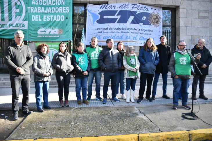 CTAABuenosAires's tweet photo. 🔴 ‘Chapa’ no se vende: fuerte defensa del turismo social, el empleo y el derecho a la vivienda

Jornada de lucha junto a trabajadores de la Unidad Turística Chapadmalal, organizaciones populares y distintos actores de la comunidad contra la privatización

https://t.co/eSGJfuqt4N https://t.co/ylcvwgwGsJ