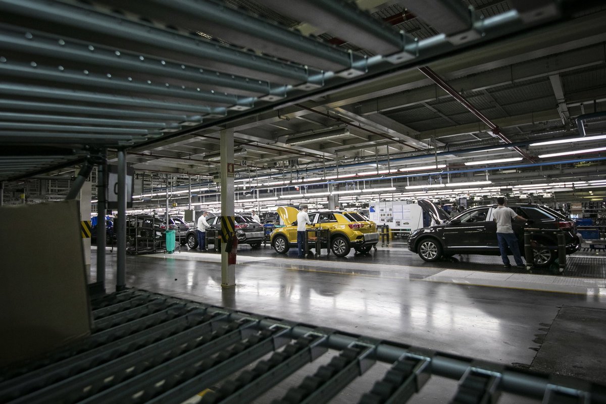 businessamnl's tweet photo. Pessimisme groeit in Duitse auto-toeleveringssector: banen en investeringen verdwijnen https://t.co/KwchzWKE8Q #DuitseAutoindustrie #Pessimisme #AutoToelevering #ElektrischeMobiliteit #Banenverlies https://t.co/ETdSzWe5pd