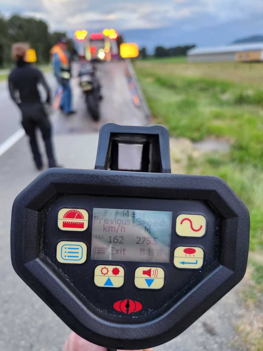 PatrouilleRtCB's tweet photo. (1/2) À 162 km/h dans une zone limitée à 100 km/h, c’est trop rapide pour remarquer le véhicule de la Patrouille routière de la C.-B. qu’on vient de dépasser sur la route 1 à Sumas. https://t.co/zgsoigDskt
