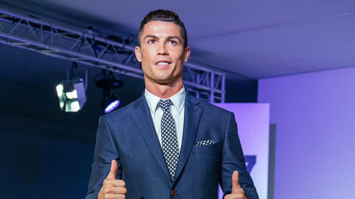 dekim_Kalvino's tweet photo. Let's END this, I want to see something 

Ronaldo               or.                       Messi https://t.co/MDwVQKi2uu