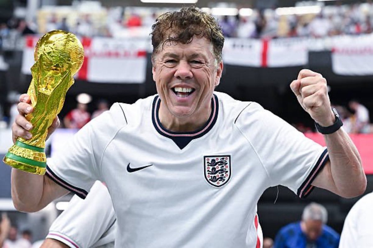 CafeSlava's tweet photo. El Chabelo inglés está de vuelta!! https://t.co/naQrvLU1Vd