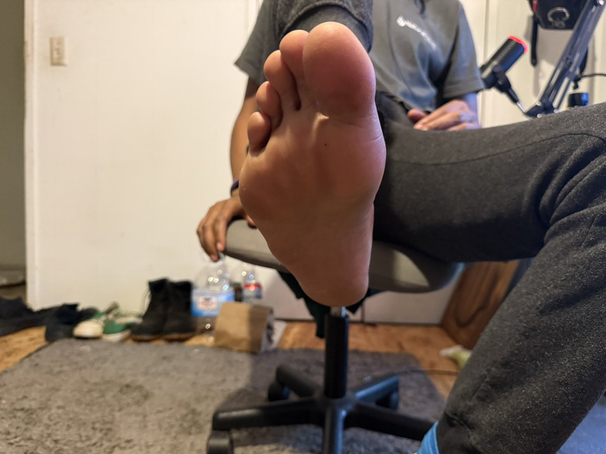 LegendFeet's tweet photo. Just ready to be off work… #gayfeet https://t.co/2saTHwRjBn