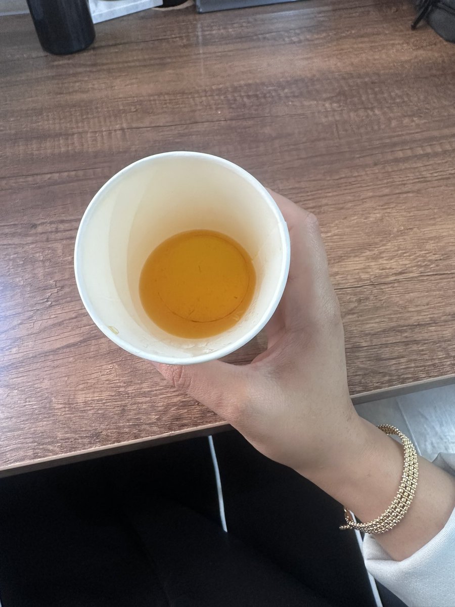 TOFH1's tweet photo. الناس بالدوام تجيب معها قهون 
انا عصفر وزعفران 😭 https://t.co/IIidu50qgX