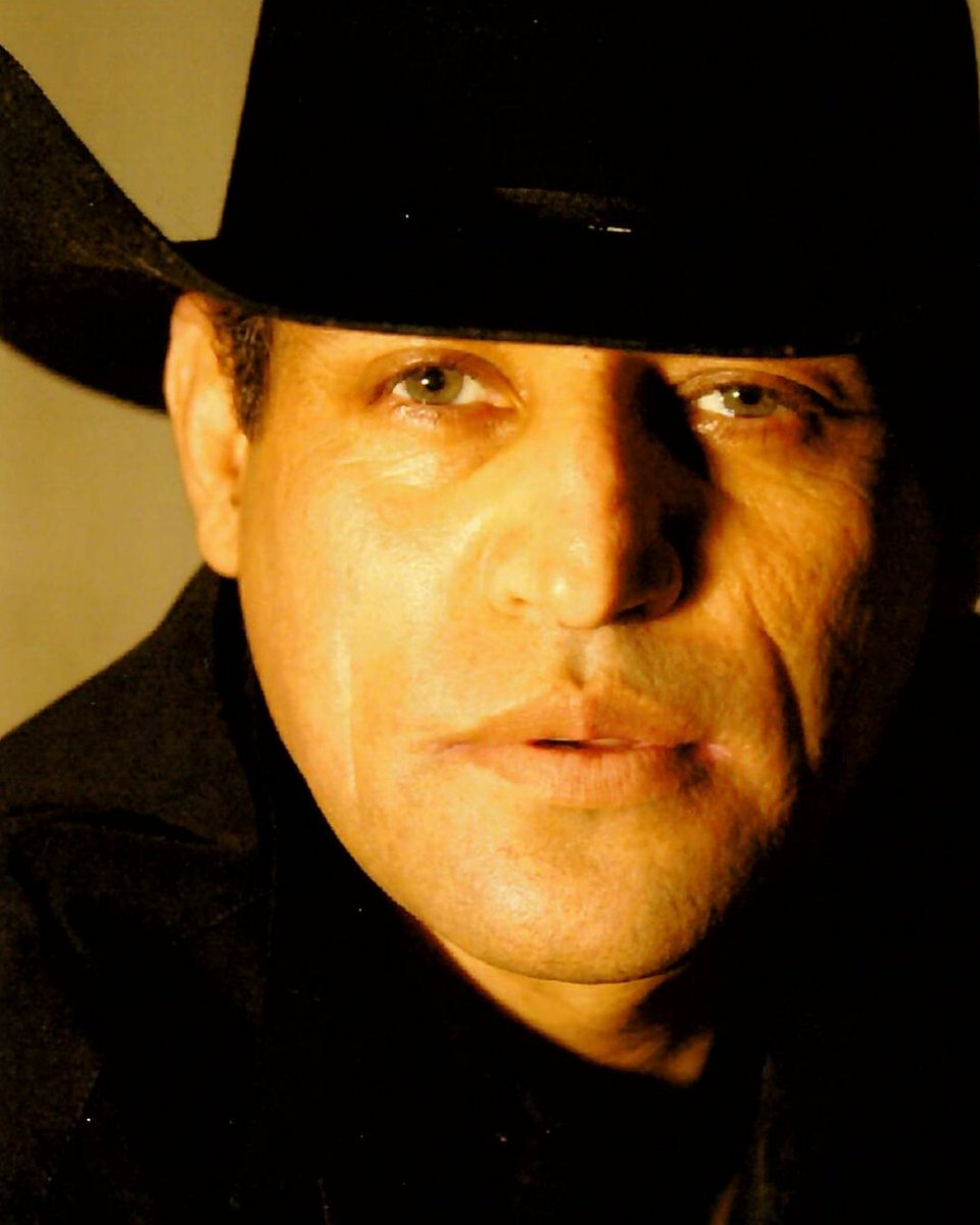 Discos_Musart's tweet photo. Feliz cumpleaños a El Poeta del Amor!

Nacido en '61 en Juan José Ríos, Sinaloa, #PanchoBarraza encontró su voz con la Banda Sinaloense Los Recoditos en los 90. Este año celebra 35 años de trayectoria con el Simplemente Pancho Barraza Tour y su nuevo álbum 35 Aniversario Vol. 1. https://t.co/hj62RKZ1eu