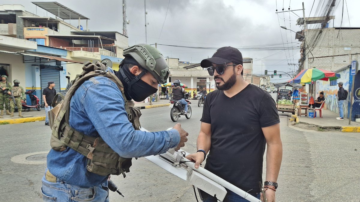 ECU911Machala1's tweet photo. 📍#SantaRosa | El Coordinador Zonal 7 del #ECU911, @NeiraCesarG, @PoliciaEcuador y @FFAAECUADOR presentes en el operativo de retiro de dispositivos de videovigilancia irregulares.

🔴 Barrio Teniente Hugo Ortiz 

🔴Barrio El Orito 

🔴Barrio San Marcos

🔴Barrio Ceibos 

🔴Avenida Panamericana 

🔴Sector Céntrico 

🔴Puerto Jelí

Se recordó a la ciudadanía que debe solicitar al #ECU911 la autorización para la instalación de sistemas de videovigilancia en espacios públicos.