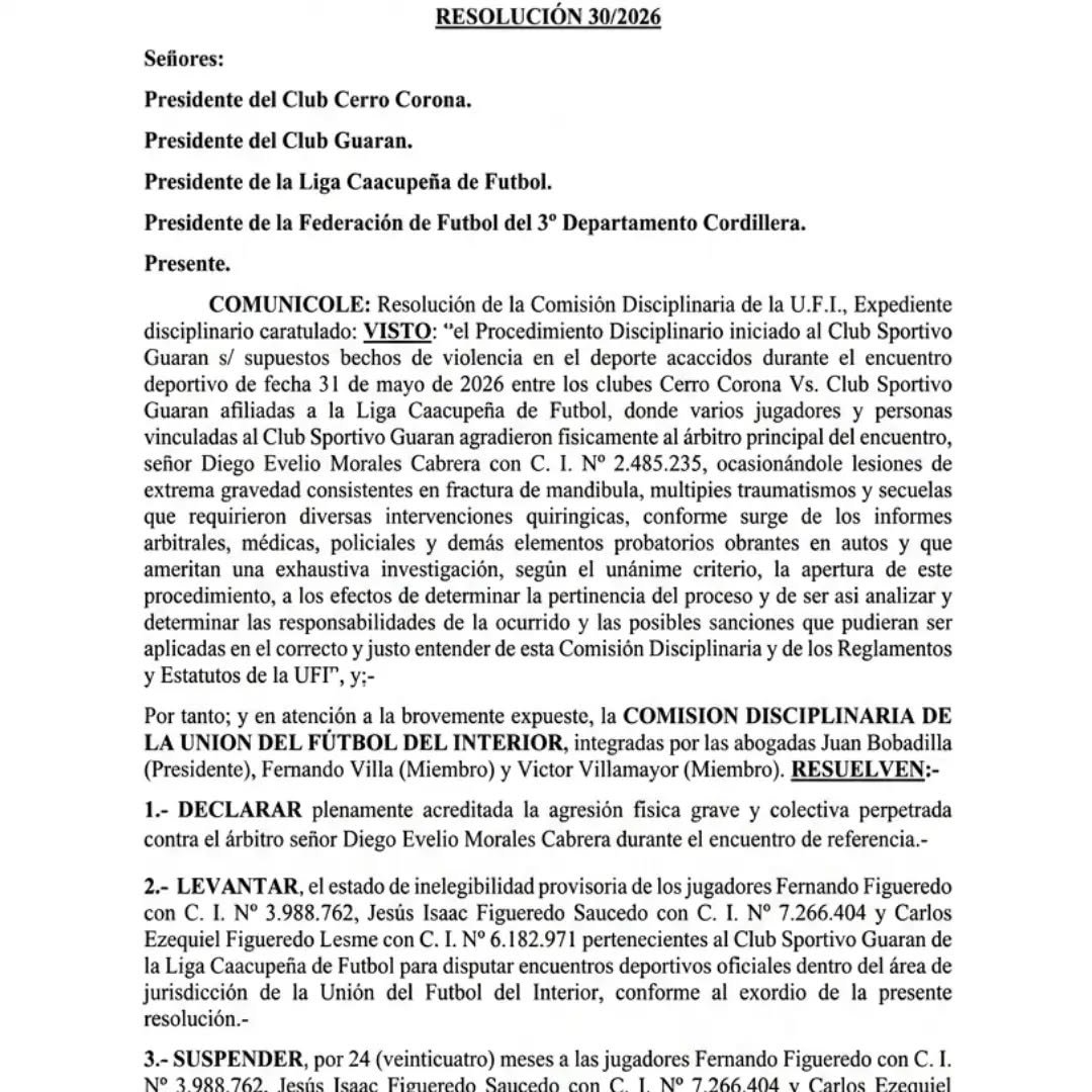 Ahora_Py's tweet photo. Castigo histórico en el fútbol del Interior | Club desciende por agresión a árbitro 

La UFI aplicó una sanción ejemplar tras la brutal agresión al árbitro Diego Morales en la Liga Caacupeña.

Sportivo Guarán fue descendido de forma inmediata, su cancha clausurada por 24 meses y deberá pagar más de G. 13 millones entre multa e indemnización.

Los jugadores involucrados fueron suspendidos por 24 meses y la presidenta del club recibió inhabilitación de por vida. El árbitro sufrió fractura de mandíbula.