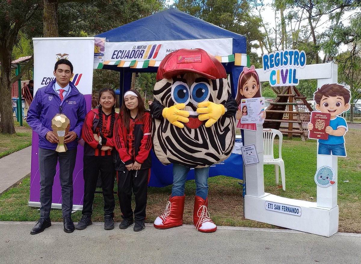 RCivil_Zona3's tweet photo. #Ambato 
👧🧒 Hoy participamos en la feria #ConstruyendoFuturoSinTrabajoInfantil, donde los niños conocieron y representaron de manera lúdica la importante labor que realiza el @RegistroCivilEc. 📄🇪🇨
Compartiendo y aprendiendo junto a Huellita. 💙✨ https://t.co/f9xWuH4912