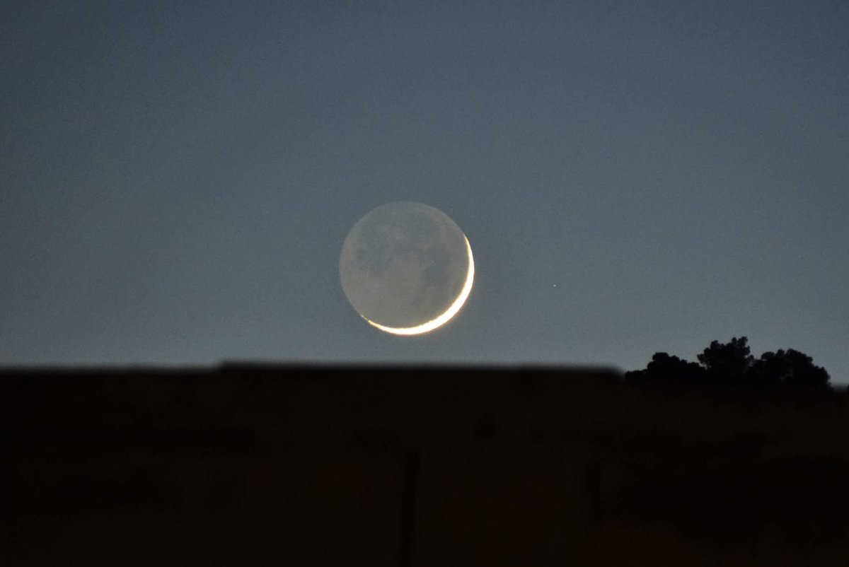 Jordiporta8's tweet photo. Ayer al anochecer tres planetas y un creciente lunar #Vilanovadescornalbou #cielosESA https://t.co/9JQxS6W35X