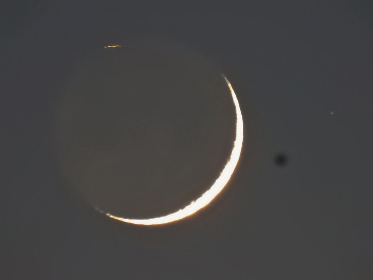 Jordiporta8's tweet photo. Ayer al anochecer tres planetas y un creciente lunar #Vilanovadescornalbou #cielosESA https://t.co/9JQxS6W35X