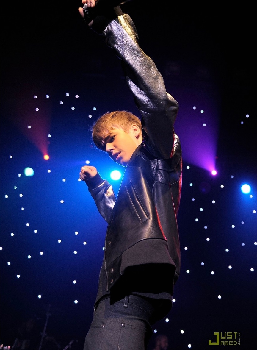 JDBieberDumps's tweet photo. Justin Bieber performing at Scooter Braun’s 30th birthday in Hollywood, California 
(June 18, 2011) https://t.co/DuvN0IH1y6