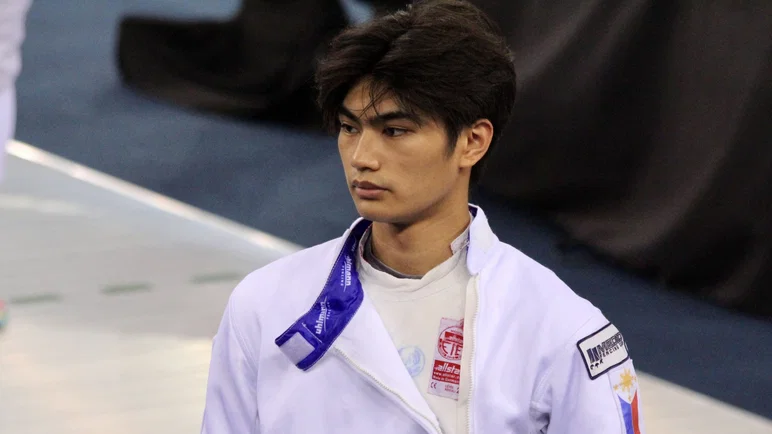 HeatedRivalryBR's tweet photo. O esgrimista Zachary Suico, que compete pela Penn State Fencing, contou a importância de Heated Rivalry em sua vida como um atleta gay para a @outsports:

“O personagem principal é um homem gay asiático que está competindo com muitas pessoas incríveis. Muitas coisas na série me tocaram profundamente, e me senti muito representado naquele momento. A interpretação de Hudson Williams me fez sentir muito apoiado na minha vida e mais confiante em mim mesmo e no que eu queria fazer.”❤️‍🩹