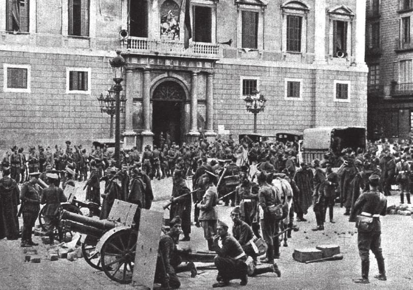 outsidersesp's tweet photo. 1939: los pueblos de España pierden la batalla contra el fascismo

La imposición del fascismo significó la eliminación de todos los derechos, de todas las libertades democráticas, de la cultura democrática y progresista. Se implantó un régimen de terror que supuso la eliminación y el encarcelamiento de decenas de miles de republicanos y antifascistas, de anarquistas y comunistas. En las nacionalidades, se suprimieron todos los Estatutos de Autonomía por decreto, se reprimió su lengua, su cultura y costumbres. El castellano pasó a ser la lengua obligatoria en todo el Estado, la represión llegó hasta el ámbito familiar. Se impuso la divisa fascista de “Una, grande y libre” a sangre y fuego.

Una vez que la clase obrera se repuso de la derrota, se colocó a la cabeza de la lucha antifascista y también de los derechos nacionales en las distintas nacionalidades. El desarrollo del capitalismo que se produjo durante todo el periodo que abarca hasta la “Transición”, alumbró un proletariado nuevo, con un flujo constante de obreros inmigrantes a las zonas más industrializadas como Catalunya o Euskal Herria, lo que dio lugar a una clase obrera, integrada por trabajadores de las distintas nacionalidades que eran objeto de la misma explotación y opresión y que por ello combatían juntos contra la misma clase explotadora y el mismo sistema de opresión. Esta unidad quedó patente ya en las primeras luchas de la clase obrera que tuvieron lugar tras finalizar la guerra y sobre todo en las luchas de principios de los años 60. Las huelgas mineras de este periodo contaron con la solidaridad y apoyo del conjunto de los trabajadores, una situación que se repitió ante cada nueva arremetida del fascismo. Una unidad de la clase obrera que no solo estuvo presente en las luchas por el mejoramiento de las condiciones de vida y de trabajo sino también en las luchas políticas, como sucedió durante el “Proceso de Burgos” o los fusilamientos del 27 de septiembre de 1975.