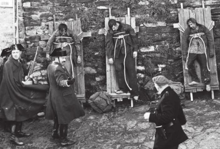 outsidersesp's tweet photo. 1939: los pueblos de España pierden la batalla contra el fascismo

La imposición del fascismo significó la eliminación de todos los derechos, de todas las libertades democráticas, de la cultura democrática y progresista. Se implantó un régimen de terror que supuso la eliminación y el encarcelamiento de decenas de miles de republicanos y antifascistas, de anarquistas y comunistas. En las nacionalidades, se suprimieron todos los Estatutos de Autonomía por decreto, se reprimió su lengua, su cultura y costumbres. El castellano pasó a ser la lengua obligatoria en todo el Estado, la represión llegó hasta el ámbito familiar. Se impuso la divisa fascista de “Una, grande y libre” a sangre y fuego.

Una vez que la clase obrera se repuso de la derrota, se colocó a la cabeza de la lucha antifascista y también de los derechos nacionales en las distintas nacionalidades. El desarrollo del capitalismo que se produjo durante todo el periodo que abarca hasta la “Transición”, alumbró un proletariado nuevo, con un flujo constante de obreros inmigrantes a las zonas más industrializadas como Catalunya o Euskal Herria, lo que dio lugar a una clase obrera, integrada por trabajadores de las distintas nacionalidades que eran objeto de la misma explotación y opresión y que por ello combatían juntos contra la misma clase explotadora y el mismo sistema de opresión. Esta unidad quedó patente ya en las primeras luchas de la clase obrera que tuvieron lugar tras finalizar la guerra y sobre todo en las luchas de principios de los años 60. Las huelgas mineras de este periodo contaron con la solidaridad y apoyo del conjunto de los trabajadores, una situación que se repitió ante cada nueva arremetida del fascismo. Una unidad de la clase obrera que no solo estuvo presente en las luchas por el mejoramiento de las condiciones de vida y de trabajo sino también en las luchas políticas, como sucedió durante el “Proceso de Burgos” o los fusilamientos del 27 de septiembre de 1975.