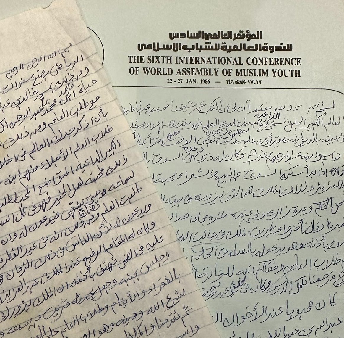 naseralhmd's tweet photo. الشيخ العلّامة محمّد بن عبداللطيف آل الشيخ .

محمد بن عبداللطيف بن عبدالرحمن بن حسن بن الشيخ محمد بن عبدالوهاب آل الشيخ ـ رحمهم الله تعالى ـ، هو أحد كبار علماء نجد في القرن الرابع عشر الهجري، وهو الجدُّ المباشر لسماحة مفتي عام المملكة العربية السعودية الشيخ عبدالعزيز بن عبدالله آل الشيخ -رحمهما الله-.

نشأ في بيت علم وفضل مثل آبائه الكرام، وتلقَّى العلم على والده الإمام العلّامة عبداللطيف بن عبدالرحمن آل الشيخ، وعلى أخيه عبدالله، وعلى عدد من كبار علماء عصره، وبرع في العلوم الشرعية، واشتهر بالتدريس والإفتاء والقضاء، وكان أوّل من خطب في عرفة عام 1343 هجري، بعدما فتح الله تعالى الحجاز للملك عبدالعزيز، وقد تولّى إمامة الجامع الكبير حتى وفاته، وله مكتبة عظيمة يذكرها التاريخ له.
كان مرجعاً في الفتيا والقضاء والتعليم؛ كما كانت له منزلة رفيعة عند الملك المؤسس عبدالعزيز بن عبدالرحمن آل سعود ـ رحمه الله ـ .
كان مضرب مثلٍ في حسن الخلق والتواضع والكرم والسخاء والعناية بأهل العلم وطلابه.
وقد كان للشيخ محمد بن عبداللطيف أثرٌ ظاهر عظيمٌ، حتى بقي اسمه في ذاكرة التاريخ وخاصة في نفوس طلّابه وتلاميذه؛ وكان من أولئك التلاميذ جدّي الشيخ العالم عبدالله بن صالح المحسن ـ رحمه الله ـ .

كان الشيخ محمد بن عبداللطيف آل الشيخ من أكثر المشايخ تأثيراً ومحبةً في نفس الشيخ العالم عبدالله بن صالح المحسن؛ فقد كان أبرز شيوخه الذين تلقى عنهم في الرياض، ولازم الشيخ سنوات ينتفع بعلمه وتوجيهه، ثم واصل طلب العلم على عدد من علماء الرياض، كما التحق الشيخ عبدالله بعد ذلك بالدراسة النظامية في كلية الشريعة؛ وكان يتردد على الرياض في مراحل من طلبه للعلم.
وقد لقي الشيخ عبدالله بن صالح المحسن عدداً من كبار علماء الرياض في ذلك العصر، منهم: العلّامة محمد بن عبداللطيف آل الشيخ، وسماحة الشيخ العلّامة محمد بن إبراهيم آل الشيخ، وأخوه العلّامةالشيخ عبداللطيف بن إبراهيم آل الشيخ، وغيرهم من العلماء. كما أمَّ بعض مساجد الرياض مدة عشر سنوات، ولي حديث مستقل ـ إن شاء الله تعالى ـ عن إمامته.
وكان من زملاء الشيخ عبدالله صالح المحسن في طلب العلم عند هؤلاء المشايخ: الشيخ عبدالرحمن بن محمد بن عبداللطيف آل الشيخ، والشيخ عبدالرحمن بن قاسم - جامع فتاوى شيخ الإسلام ابن تيمية وصاحب حاشية الروض المربع - وسماحة الإمام ابن باز رحمهم الله جميعا.
وقد كتب الشيخ عبدالله بن صالح المحسن وفاءً لمشايخه شيئاً من تراجمهم، فكان مما كتبه عن شيخه العلّامة محمد بن عبداللطيف آل الشيخ قوله:
"كان ـ رحمه الله ـ عالماً كبيراً جليلاً، متواضعاً، سخيّاً، محبّاً لطلبة العلم، مقدِّراً لهم. وكان عظيم السخاء، فإذا جاءه محتاج، ولا سيما من طلبة العلم، لم يتركه حتى يقضي حاجته.
كان له مجلس في الديوانية تُقرأ عليه فيه الكتب، وكنتُ ممن قرأ عليه .
وكان لشيخنا محمد بن عبداللطيف درسٌ في السوق عند الصفاة يلقيه كل يوم اثنين وقت الضحى، فإذا بدأ درسه سكن السوق عن البيع والشراء، محبةً لسماع علمه والاستفادة منه.
وكان له منزلة رفيعة عند الدولة، ومكانة خاصة عند الملك عبدالعزيز بن عبدالرحمن آل سعود ـ رحمه الله ـ، وكان الملك يزوره في بيته كثيراً؛ ومرةً زاره الملك ونحن عنده، فجاء أحد حاشية الملك ووزرائه وهمس في أذن الشيخ يخبره بقدوم الملك عبدالعزيز، فأمرنا أن نكون في جانب الديوانية، فجلس الملك معه نحواً  من نصف ساعة يتحدثان، وكنا نراه يهمس في أذنه.
فكان مما سمعناه من الشيخ ثناؤه على الملك عبدالعزيز وحثّه على الثبات على الاستمرار بإقامة العدل، واتباع السنّة، والرحمة بالفقراء والأيتام وطلبة العلم، كما دعا له بالتوفيق للرعاية التامة للبلاد والعباد؛ فقال له الملك عبدالعزيز: نحن سائرون على شرع الله ودينه، وباقون عليه، وهو الصراط المستقيم بإذن الله تعالى.
ثم انصرف الملك عبدالعزيز، فرجعنا إلى الحلقة، وكان الشيخ فرحاً مسروراً، يتهلل وجهه ابتهاجاً بزيارة الملك له"
وقال الشيخ عبدالله عنه أيضاً: "كان شيخنا ـ رحمه الله ـ يدعو الناس عامةً في عيد الفطر إلى تناول طعام العيد في ديوانيته، ولذلك كان محبوباً عند الناس عامة، وعند طلبة العلم خاصة. وكذلك كان أخوه من قبل الشيخ عبدالله بن عبداللطيف آل الشيخ، الذي كان يُعرف عند الناس بـ" أبي الإخوان و أبي الطلّاب"، لحرصه على نفعهم في أمور دينهم ودنياهم".

رحم الله الشيخ العلّامة محمد بن عبداللطيف آل الشيخ، ورحم الله جدّي الشيخ عبدالله بن صالح المحسن@a_almhsn ، وجزاهما خيراً على ما قدّما من علمٍ ووفاءٍ وإحسان.

وللحديث بقية عن بعض شيوخ جدّي وزملائه الذين أدركهم وانتفع بعلمهم.

اللهم اغفر لوالدي عبدالرحمن الناصر، ولجميع آبائنا وأمهاتنا، وارحمهم كما ربّونا صغارا.

د. ناصر عبدالرحمن الحمد
 #ناصر_الحمد #السعودية