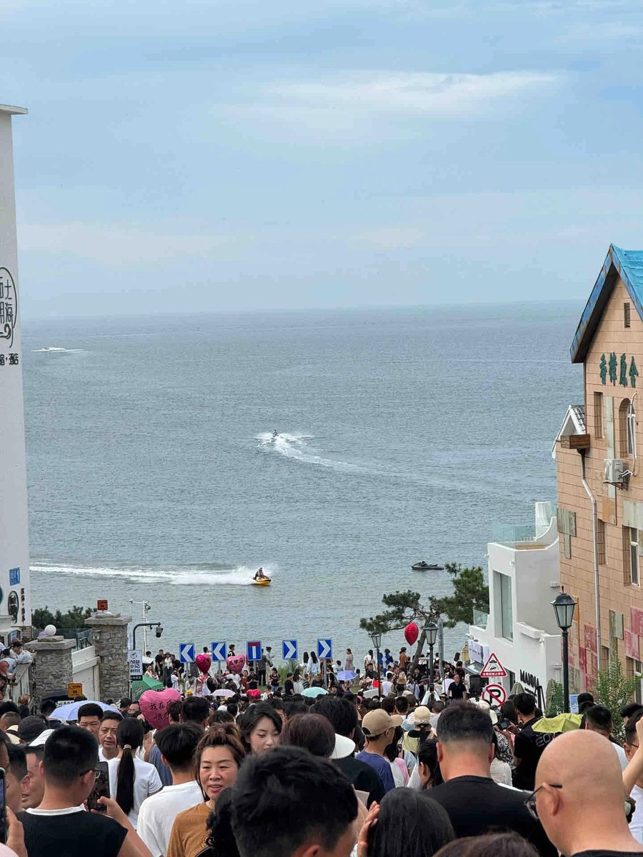 abbc6789's tweet photo. 站在人潮涌动的海边，凝望无垠波涛，浪花奔腾转瞬即逝，人生亦如斯，在喧嚣中寻那一瞬永恒 https://t.co/0ylf4eVIwo