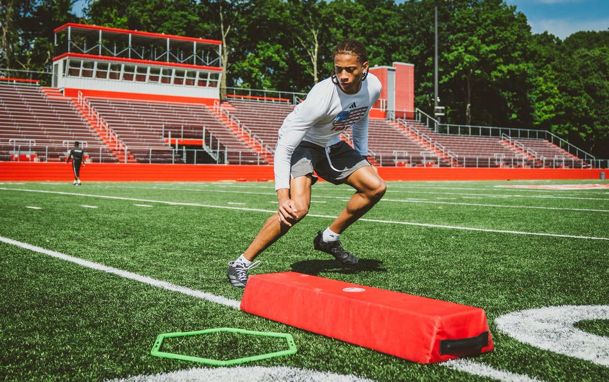 sacredheartufb's tweet photo. Building each day 💪🏈

#WeAreSHU🏈 | #DEAL | #SHUGRIT https://t.co/7VYm1zFA1Z